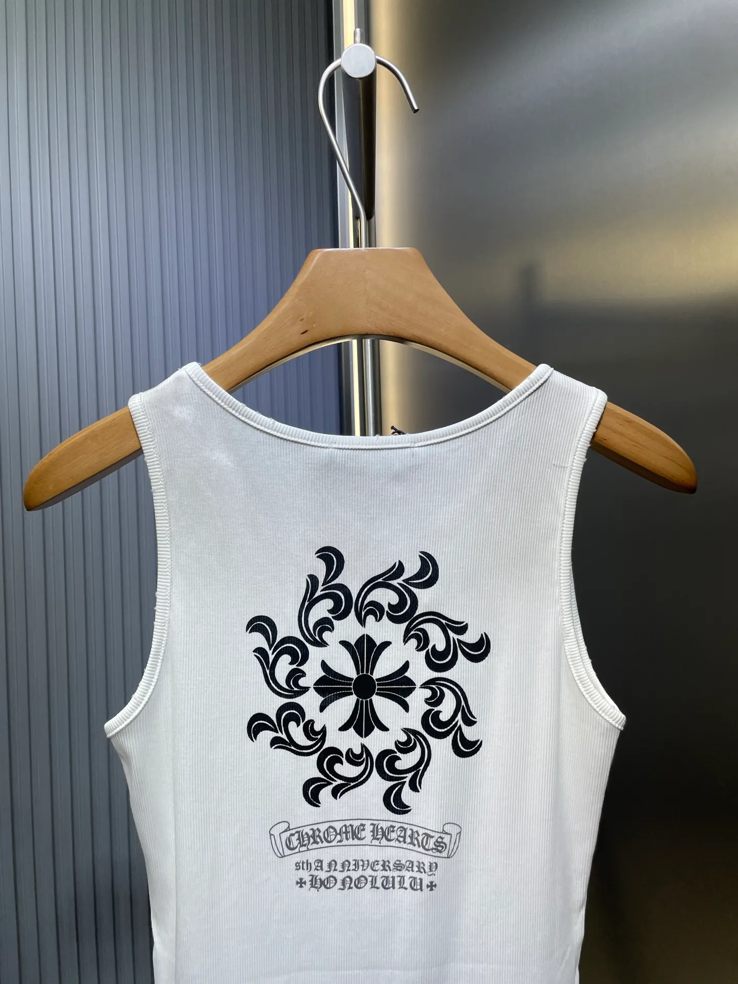 🅿️230 Come Hearts*🌟【Top replica】Cro Heart 25 new cross Sanskrit printed knitted vest. Made of high-weight imported yarn and high-elastic thread fabric. The body is designed with line splicing. The elasticity and slimming effect are particularly obvious. Minimalist style. The texture is online. Relaxed and comfortable. Wear alone or layered to have different styles. A must-have for everyone. Size: S/M/L